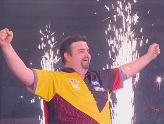 Gabriel Clemens gewinnt im Viertelfinale der Darts-WM gegen die Nummer 1 der Welt, Gerwyn Price, verdient mit 5:1. Der Deutsche spielt nun gegen Michael Smith.