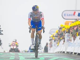 Nächstes Ausrufezeichen von Florian Lipowitz! Der deutsche Fahrer bei der Tour de France hat im Gesamtranking den dritten Platz erobert. Sein Konkurrent Remco Evenepoel muss bei der 14. Etappe frühzeitig aufgeben.