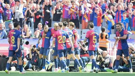 Barcas Spieler feiern gegen Real