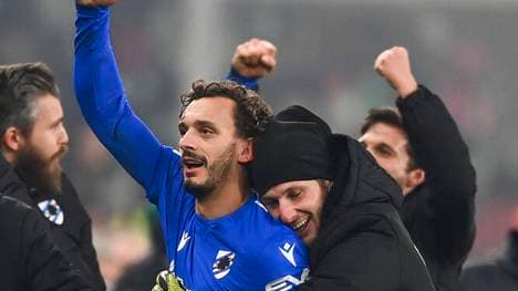 Manolo Gabbiadini feierte seinen Treffer zum 3:0 als offizieller Auswechselspieler direkt vor der Bank