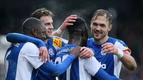 Die Spieler von Holstein Kiel wollen den Relegationsplatz festigen 