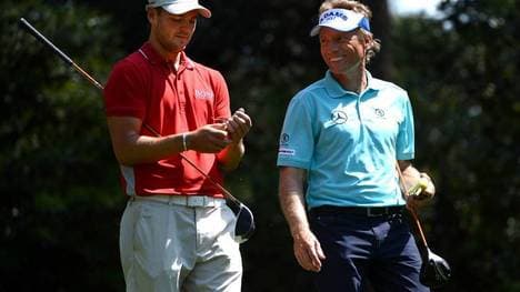 Bernhard Langer (l.) und Martin Kaymer sind normal zusammen bei Turnieren