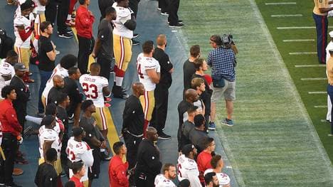 Colin Kaepernick (l., mit Afro und Nr. 7) stand bei der Hymne erneut nicht auf