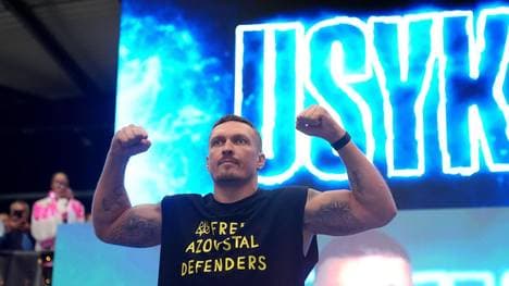 Oleksandr Usyk während eines offenen Trainings im BOXPARK Wembley, wo er sich auf seine bevorstehende Begegnung mit Daniel Dubois vorbereitet