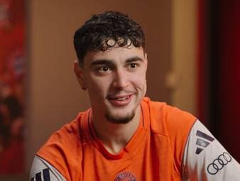 Mit Atalanta Bergamo wartet eine zähe Aufgabe auf den FC Bayern in der Champions League. Mittelfeldmotor Aleksandar Pavlovic freut sich auf Italiener und blickt auf mögliche weitere Gegner.