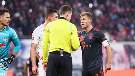 Joshua Kimmich im Gespräch mit dem Schiedsrichter