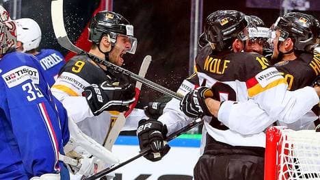 Das DEB-Team feiert Patrick Reimer für sein spätes Siegtor gegen Frankreich