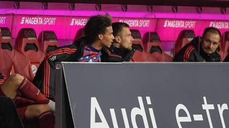 Leroy Sané nimmt beim Auswärtsspiel des FC Bayern bei Eintracht Frankfurt zunächst nur auf der Bank Platz