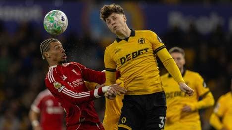 Kopfballduell zwischen Wolverhampton und Liverpool