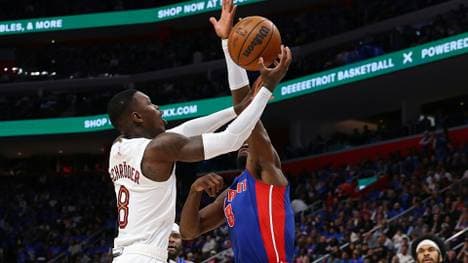 Dennis Schröder im Duell mit den Pistons