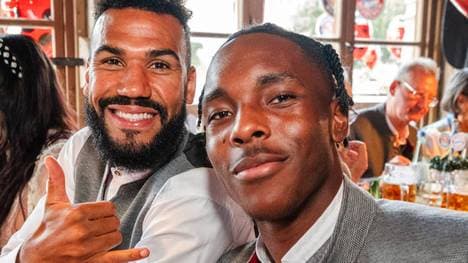 Mathys Tel (r.) auf dem Oktoberfest mit Eric Maxim Choupo-Moting