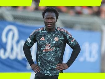 PSG holt Mika Godts von Ajax bis 2031, während Nestory Irankunda zu Sporting Lissabon wechselt und Bayern davon profitiert.