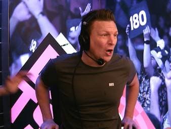 Cameron Menzies flippt bei der Darts-WM aus und schlägt seine Hand an einem Tisch blutig. Die SPORT1-Kommentatoren Basti Schwele und Robi Marijanovic trauen ihren Augen kaum. 