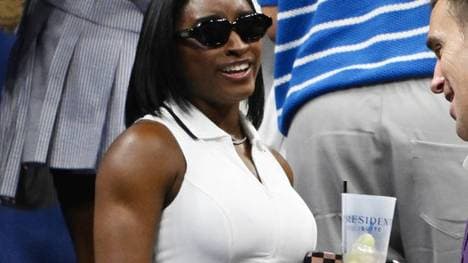 Turnlegende Simone Biles spricht offen über ihre Brust-OP