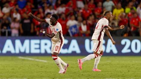 Alphonso Davies (l.) jubelte über den Viertelfinaleinzug Kanadas bei der Copa América