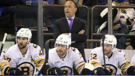 Marco Sturm (schwarzer Anzug) ist weiter ungeschlagen