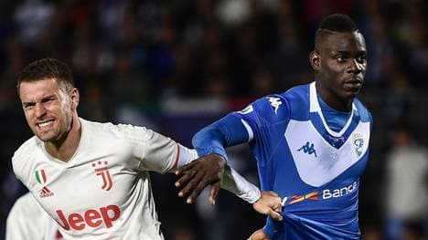 Aaron Ramsey (l.) im Zweikampf mit Mario Balotelli