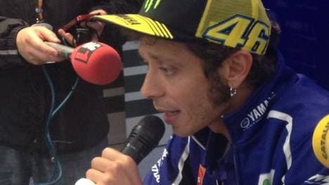 Valentino Rossi mit seinem einbandagierten kleinen Finger beim Medientermin in Brünn