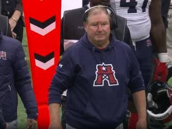 Blutiger Unfall: Coach an Seitenlinie umgehauen