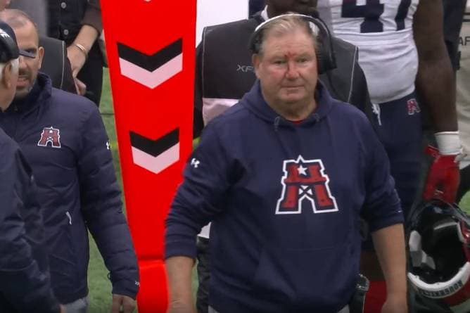 Blutiger Unfall: Coach an Seitenlinie umgehauen