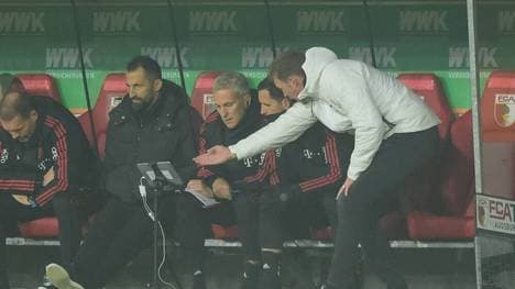 Trainer Julian Nagelsmann (r.) verliert mit dem FC Bayern beim FC Augsburg