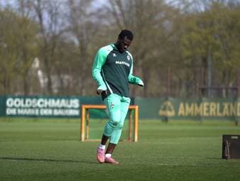 Der überraschende Auftritt von Victor Boniface im Training von Werder Bremen sorgt bei den Fans für Irritationen. Der Fitness-Zustand des lange verletzten Angreifers wirft Fragen auf.