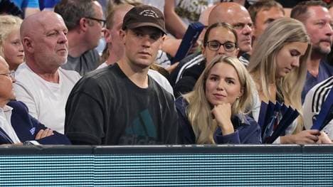 Manuel Neuer verfolgte mit seiner Frau Anika das Spiel