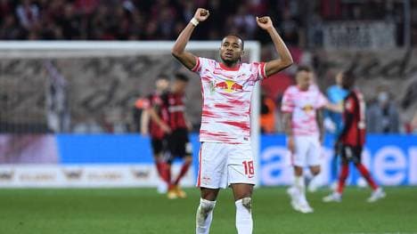 Christopher Nkunku bejubelt den Sieg in Leverkusen