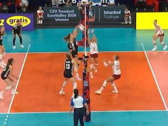 Deutschland feiert bei der Volleyball-EM nach der Auftaktniederlage gegen Slowenien einen wichtigen 3:1-Sieg gegen Lettland und wahrt damit die Chancen auf den Einzug ins Achtelfinale.
