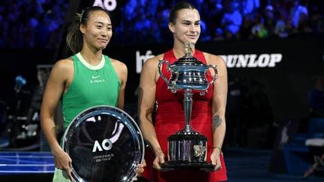 Qinwen Zheng (l.) konnte mit Aryna Sabalenka nicht mithalten
