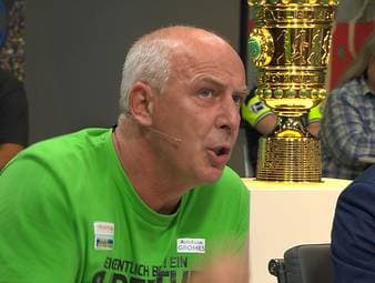 Das neue Trikot des BVB in der Champions League ist für viele gewöhnungsbedürftig. Auch Mario Basler lässt kein gutes Haar am neuen Jersey und kritisiert auch die BVB-Bosse für das Design.