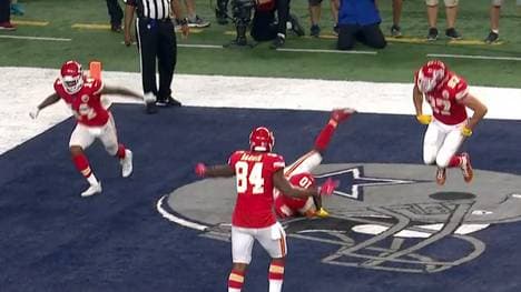 Demarcus Robinson (l.) und Tyreek Hill (am Boden) mussten sich Travis Kelce geschlagen geben