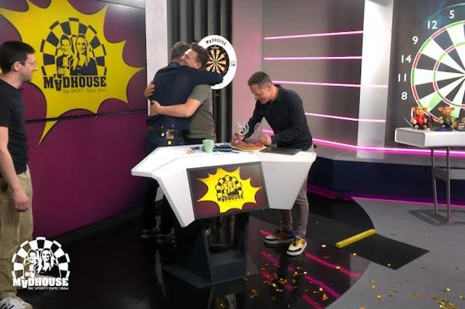 Plötzlich stehen zwei alte Bekannte im TV-Studio