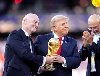 Nach drei Weltmeisterschaften unter Gianni Infantino wächst die Kritik am FIFA-Präsidenten. LaLiga-Boss Javier Tebas spricht sich für einen Wechsel an der Spitze des Weltverbands aus.