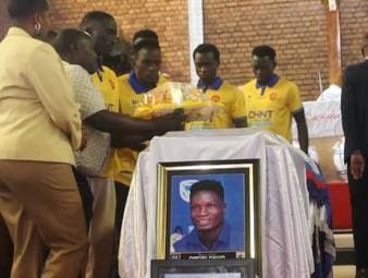 David Owori, Nationalspieler Ugandas und Kapitän des SC Villa, ist nach einem Raubüberfall verstorben. Hunderte nahmen bei einem Gottesdienst Abschied von dem Fußballer.