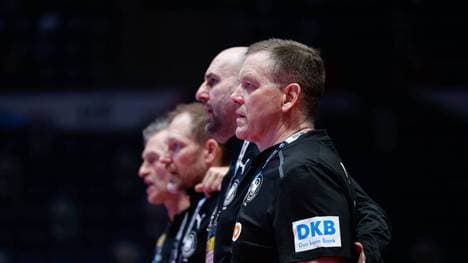 Alfred Gislason singt als Isländer die Nationalhymne von Deutschland mit