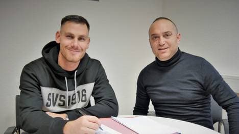 Neuzugang Dario Dumic (l.) bei der Unterschrift