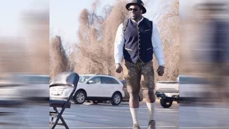 David Bada kam in Lederhose zu seinem ersten Spiel bei den Wshington Commanders