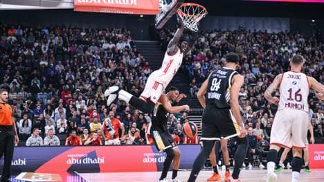 Bayerns Wenyen Gabriel hängt am Korb