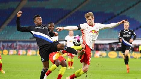 Alexander Sörloth (r.) bleibt weiter ohne Treffer für Leipzig