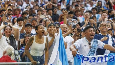 Jubelnde Fans von Guatemala nach dem Sieg gegen Kanada