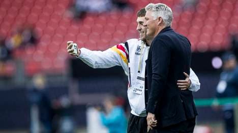 Brajan Gruda macht mit Bastian Schweinsteiger ein Selfie