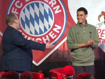 Beim Fantreffen der "Red Bulls Taubenbach" ist Bayern-Star Jamal Musiala zu Gast. Der Kabarettist Wolfgang Berger widmet dem 22-Jährigen einen eigenen Song - ein Cover des Rock-Klassikers "Sweet Home Alabama".