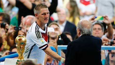 Bastian Schweinsteiger (l.) mit Sepp Blatter