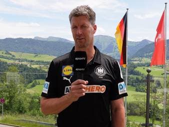 Derzeit bereitet sich die deutsche Frauen-Handballnationalmannschaft im Allgäu auf die Olympischen Spiele vor. Unter der Leitung von Nationaltrainer Markus Gaugisch gelang erstmals seit 2008 die Qualifikation für DAS globale Sportevent. Gegenüber SPORT1 sprechen der Coach und Spielerinnen über Stärken der Mannschaft.