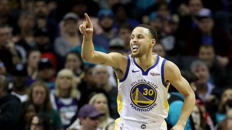 Steph Curry hat schon wieder über 300 Dreier in einer Saison getroffen