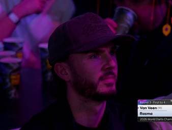 Die Darts WM zieht immer wieder Stars aus anderen Sportarten an. Auch James Maddison, Spieler der Tottenham Hotspurs, ist zu Gast im Ally Pally. Die Darts Fans empfangen ihn allerdings nicht ganz so herzlich. 