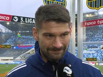 Kai Brünker, Stürmer des 1. FC Saarbrücken, widmet sein Tor gegen Stuttgarts U23 seinem verstorbenen Vater und überrumpelt damit auch die Reporterin.