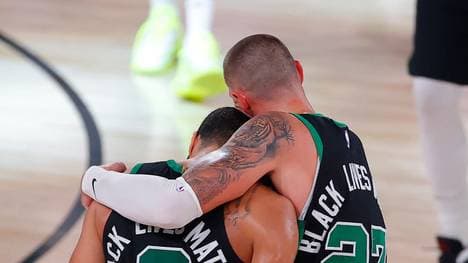 Daniel Theis (r.) und Jayson Tatum waren beim Sieg entscheidend