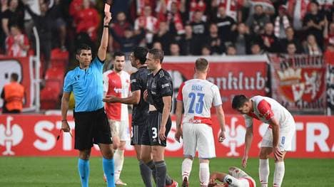 Schiedsrichter Fabio Verissimo (POR), zeigt Paul Jaeckel (1. FC Union Berlin) die Gelb-Rote Karte